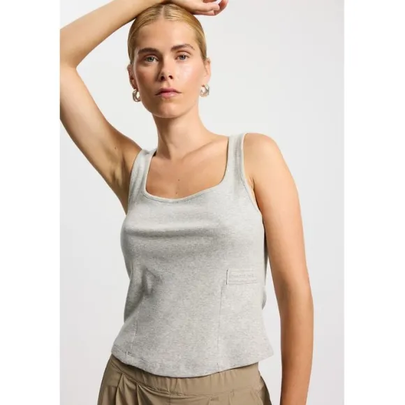 Elevate short top