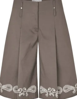 2492 Embroidered Canvas, Pleated Eyelet Bermuda