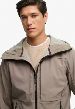 HOODED SOFTSHELL TREKKER JKT