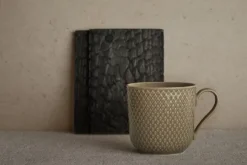 Rhombe Earth Krus med hank 39 cl clay