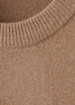 Round-neck knitted sweater