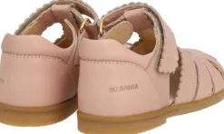 Sandal med lukket tå og sommerfugl