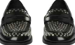 Shoe rivet