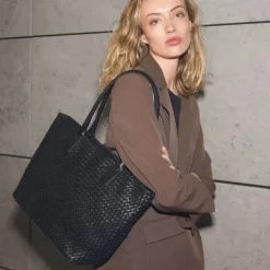 Wrenmbg Shopper, Weave